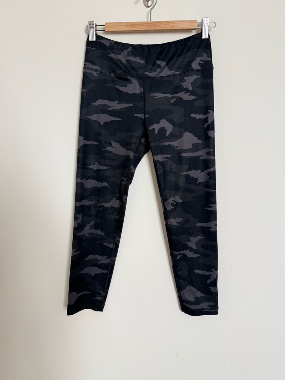 Athleta Girl Black Camo High Rise Capri Leggings XXL/16 - Picture 3 of 8